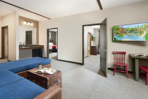 Suite (Grizzly Bear) | In-room safe, iron/ironing board, free cribs/infant beds, bed sheets