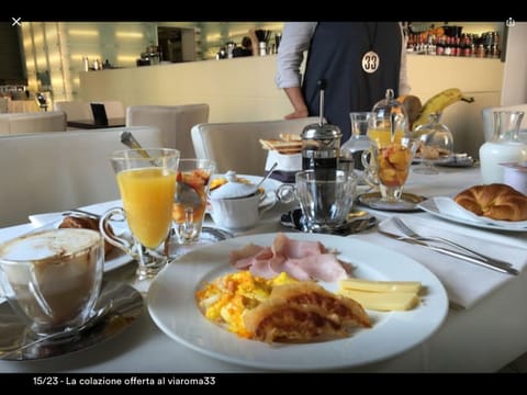 Daily full breakfast (EUR 5 per person)