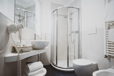 Standard Double or Twin Room | Bathroom | Shower, free toiletries, hair dryer, bidet
