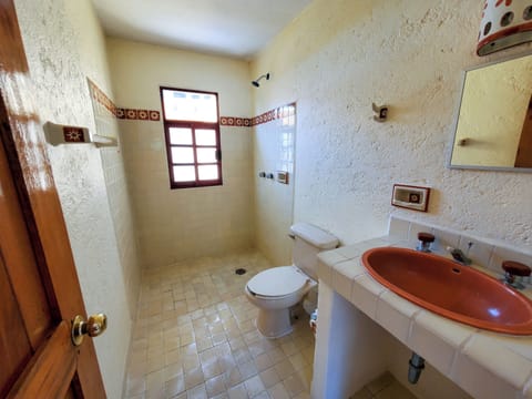 Family House | Bathroom | Shower, free toiletries, towels