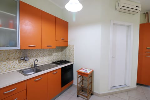 House, 1 Bedroom, Balcony, City View | Private kitchen