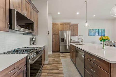 Townhome, 5 Bedrooms | Private kitchen | Fridge, oven, coffee/tea maker, toaster