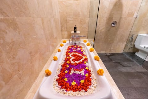 Super Deluxe Room | Bathroom | Combined shower/tub, free toiletries, hair dryer, bathrobes