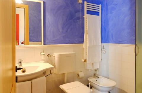 Superior Single Room | Bathroom | Shower, hair dryer, towels