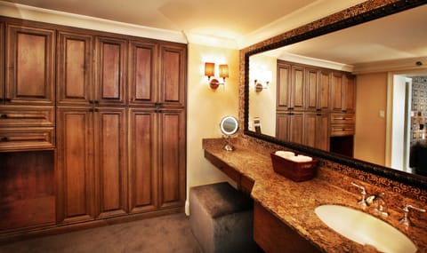 Premier Suite, 1 King Bed, Non Smoking | Bathroom | Combined shower/tub, free toiletries, hair dryer, bathrobes