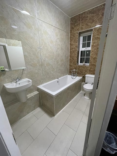 Standard Double Room, Ensuite | Bathroom