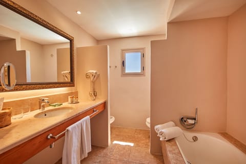 Suite Deluxe Jacuzzi | Bathroom | Separate tub and shower, deep soaking tub, rainfall showerhead