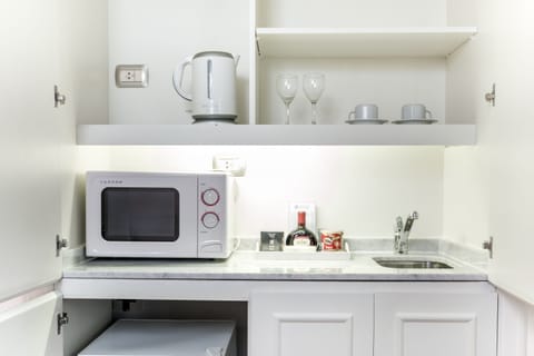 Microwave, coffee/tea maker, electric kettle, toaster