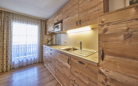 Apartment (Top 3, incl. cleaning fee 139 EUR) | Private kitchen | Full-size fridge, microwave, stovetop, dishwasher