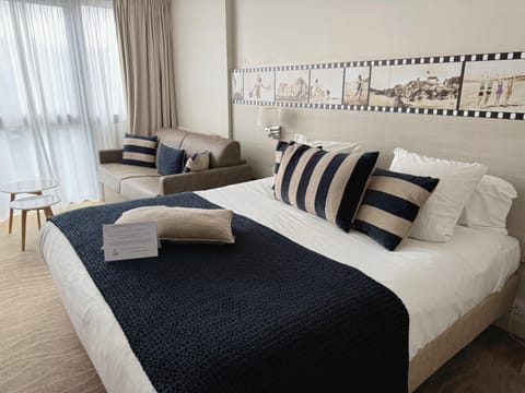 Junior Suite, 1 King Bed, Non Smoking (Larger Room;with Sofabed) | Minibar, in-room safe, desk, blackout drapes