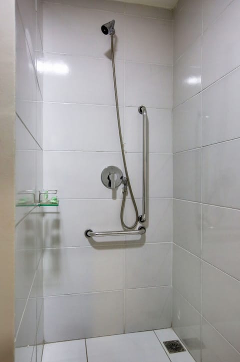 Shower, free toiletries, bidet, towels