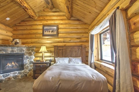 Superior Cabin, Ensuite (Cougar Creek Series) | Premium bedding, iron/ironing board, WiFi, bed sheets