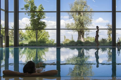 Couples treatment rooms, sauna, spa tub, steam room, hot springs