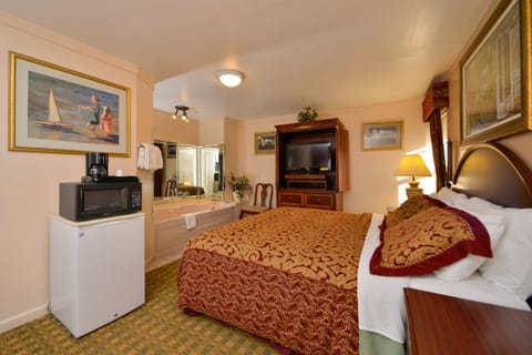 Suite, 1 King Bed, Non Smoking, Jetted Tub | Pillowtop beds, desk, iron/ironing board, free WiFi