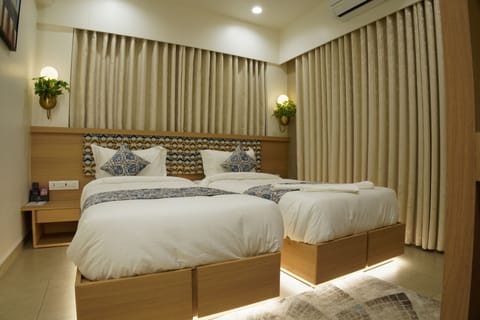 Gold Room | Select Comfort beds, in-room safe, desk, laptop workspace