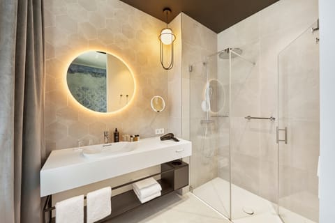 Superior Double Room | Bathroom | Free toiletries, hair dryer, bathrobes, slippers