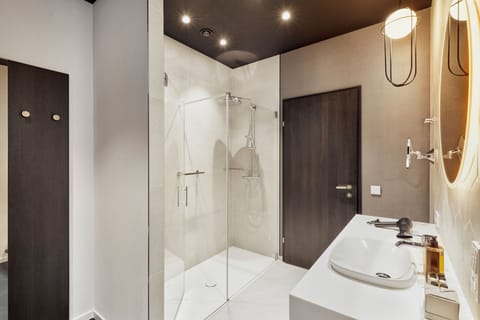 Deluxe Double Room | Bathroom | Free toiletries, hair dryer, bathrobes, slippers