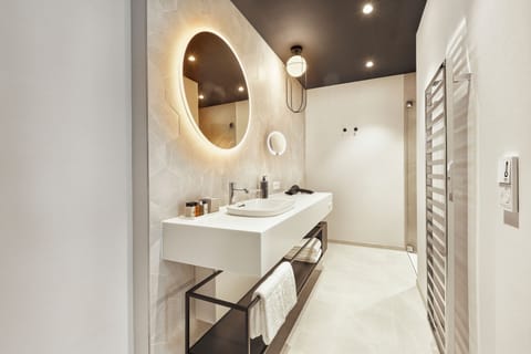 Suite | Bathroom | Free toiletries, hair dryer, bathrobes, slippers