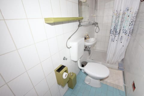 Apartment, 1 Bedroom, Balcony | Bathroom | Shower, hair dryer, towels