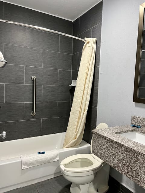 Combined shower/tub, free toiletries, towels