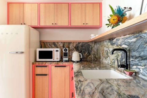 Suite (Wayfinder) | Private kitchenette | Mini-fridge, microwave