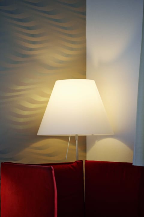 Egyptian cotton sheets, hypo-allergenic bedding, in-room safe, desk