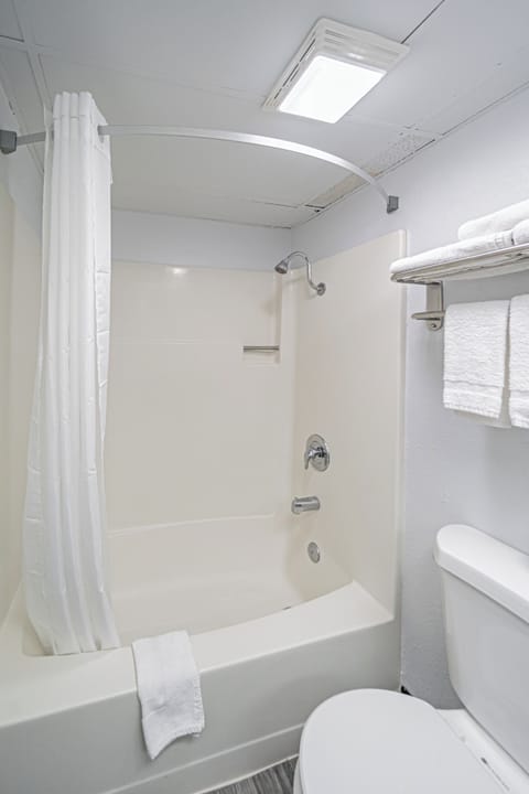 Combined shower/tub, free toiletries, towels