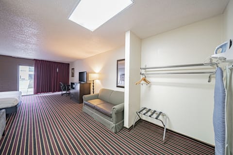 Standard Room, 1 King Bed, Non Smoking | Desk, iron/ironing board, free WiFi, bed sheets