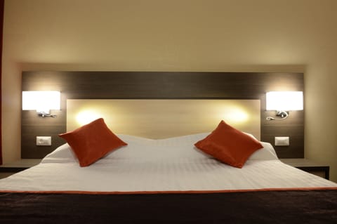 Double Room (10% discount in lobby bar) | Minibar, in-room safe, desk, blackout drapes