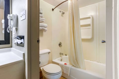 Combined shower/tub, free toiletries, towels