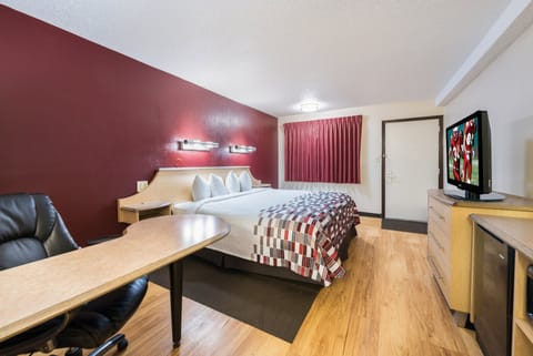 Superior Room, 1 King Bed, Non Smoking | Desk, laptop workspace, blackout drapes, free cribs/infant beds