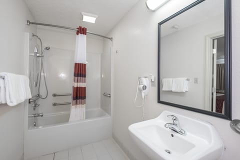 Combined shower/tub, free toiletries, hair dryer, towels