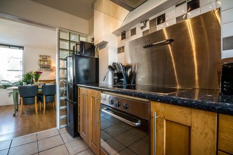 Apartment (2 Bedrooms) | Private kitchen | Fridge, microwave, oven, stovetop