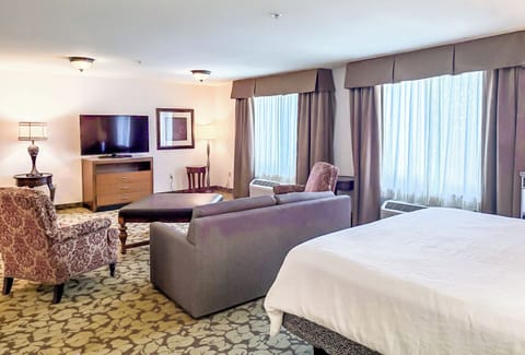 Room (Parlor) | Desk, laptop workspace, iron/ironing board, free cribs/infant beds