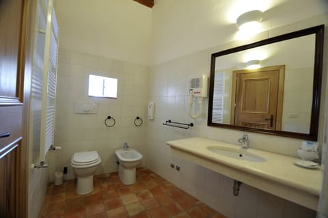 Superior Double Room | Bathroom | Shower, free toiletries, hair dryer, bidet