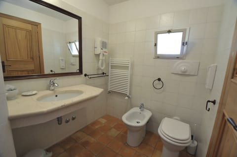 Double Room | Bathroom | Shower, free toiletries, hair dryer, bidet