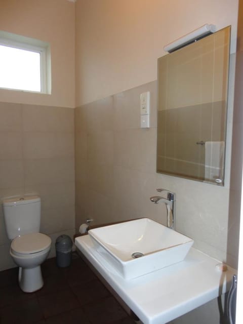 Deluxe Room | Bathroom | Shower, rainfall showerhead, bidet, towels