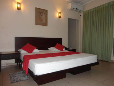 Deluxe Room | Minibar, desk, iron/ironing board, free WiFi