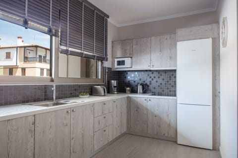 Royal Apartment | Private kitchen | Mini-fridge, microwave, stovetop, coffee/tea maker