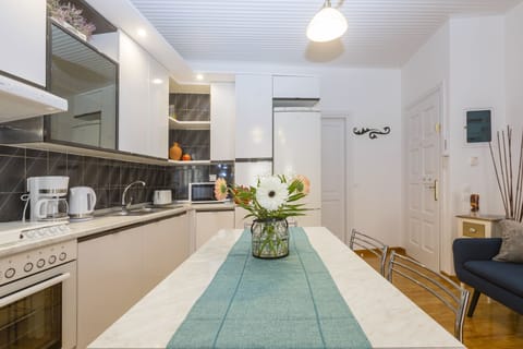 Deluxe Apartment | Private kitchen | Oven, stovetop, coffee/tea maker, electric kettle