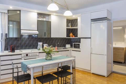 Deluxe Apartment | Private kitchen | Oven, stovetop, coffee/tea maker, electric kettle