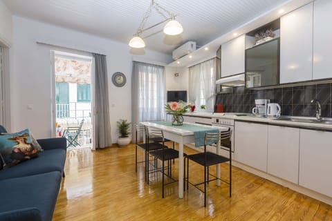 Deluxe Apartment | Private kitchen | Oven, stovetop, coffee/tea maker, electric kettle