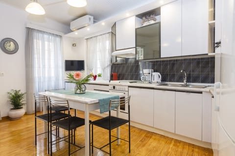 Deluxe Apartment | Private kitchen | Oven, stovetop, coffee/tea maker, electric kettle