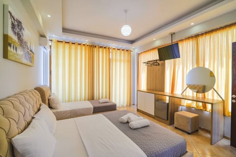 Deluxe Triple Room | Desk, free WiFi, bed sheets