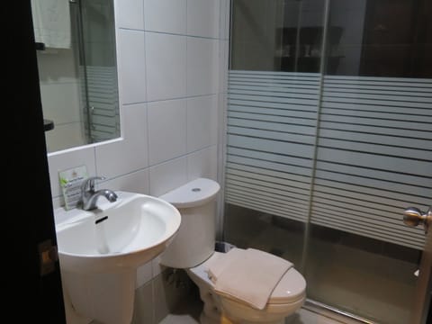 Deluxe King | Bathroom | Free toiletries, hair dryer, bidet, towels