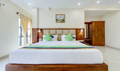 Deluxe Double Room | Desk, iron/ironing board, rollaway beds, free WiFi