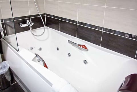 Jetted tub, hydromassage showerhead, eco-friendly toiletries, hair dryer