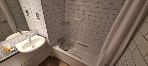 Combined shower/tub, free toiletries, towels