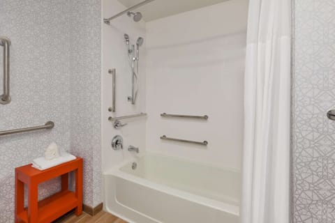 Room, 1 King Bed, Accessible, Bathtub | Bathroom | Towels