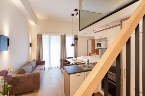 Premium Loft, 1 Bedroom, Lanai, Mountainside | Soundproofing, free WiFi, bed sheets